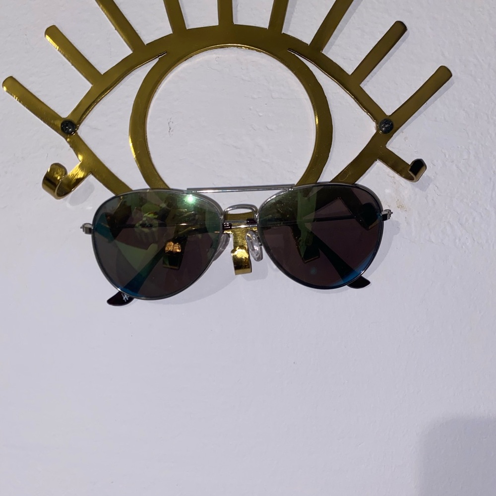 Metallic aviator sunglasses